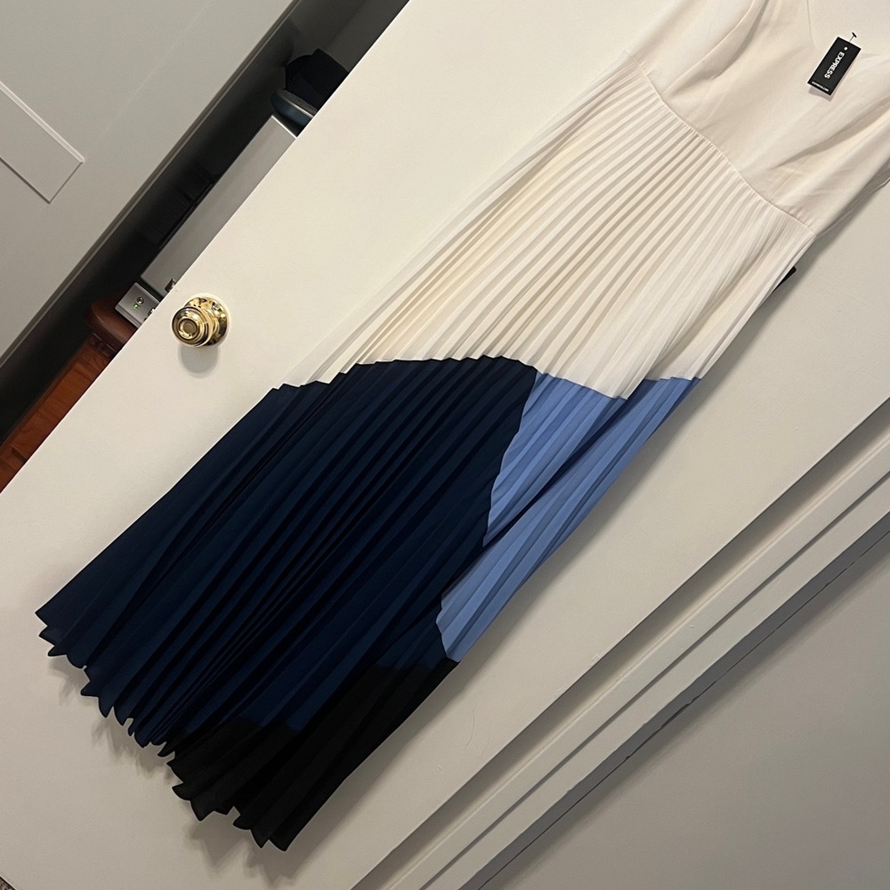 Express Blue and Cream Colorblock Maxi Dress - Picture 4 of 10